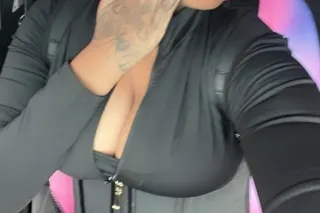 out of town pussy - Image 1